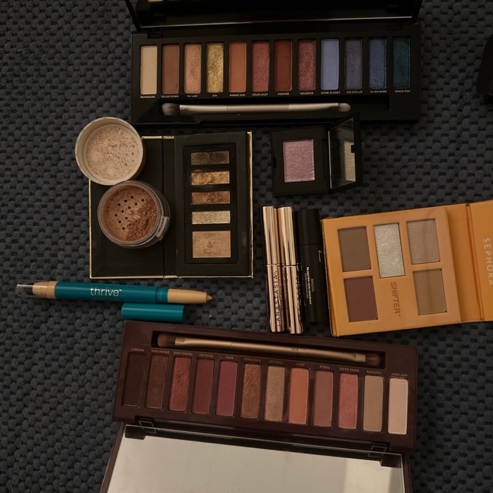 Makeup bundle - Picture 3 of 3